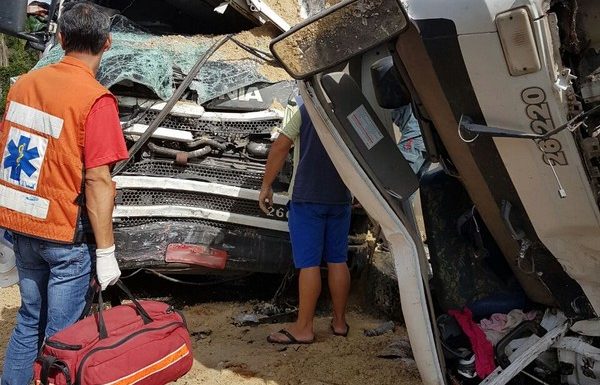 Caminhoneiro morre apos colisao frontal entre entre caminhoes na SC-416 12