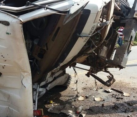 Caminhoneiro morre apos colisao frontal entre entre caminhoes na SC-416 13