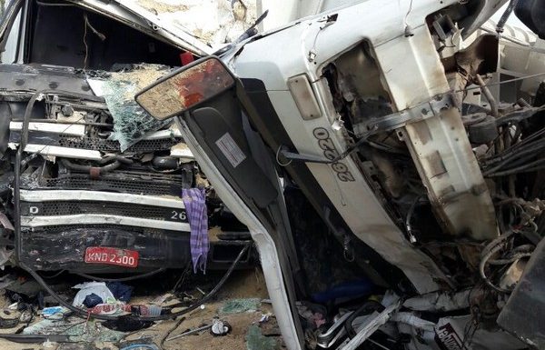 Caminhoneiro morre apos colisao frontal entre entre caminhoes na SC-416 16