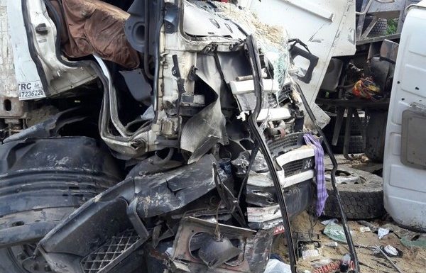 Caminhoneiro morre apos colisao frontal entre entre caminhoes na SC-416 18