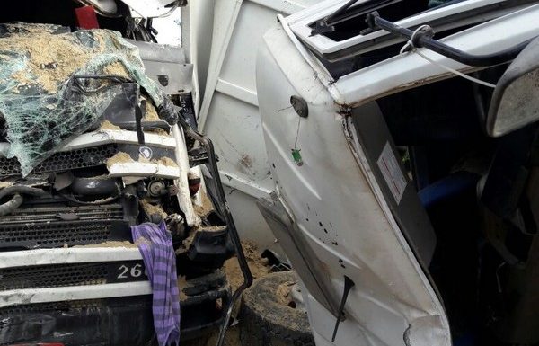 Caminhoneiro morre apos colisao frontal entre entre caminhoes na SC-416 19