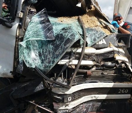 Caminhoneiro morre apos colisao frontal entre entre caminhoes na SC-416 21