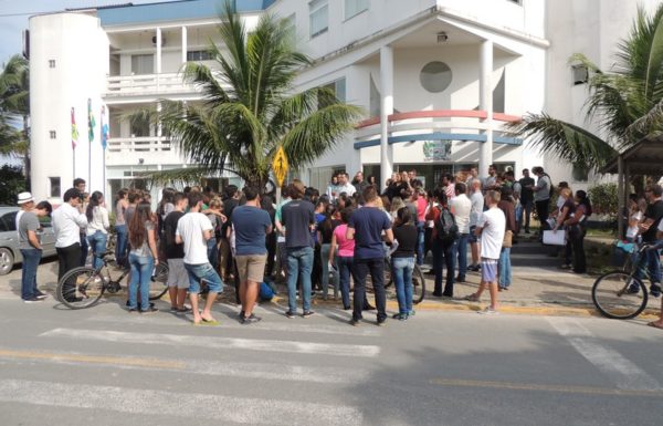 Estudantes de Itapoa realizam manifestacao pela manutencao do onibus universitario 02
