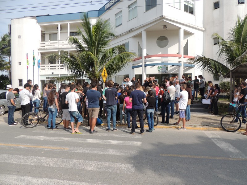 Estudantes de Itapoa realizam manifestacao pela manutencao do onibus universitario 02