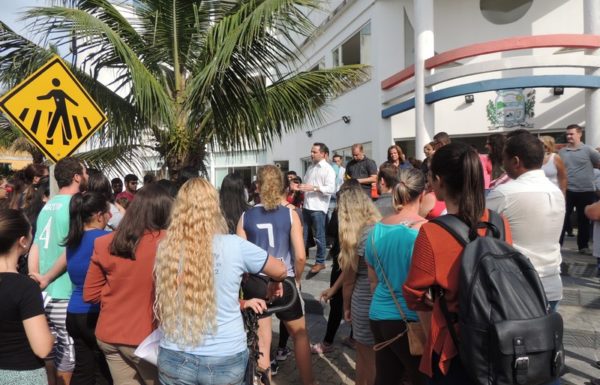 Estudantes de Itapoa realizam manifestacao pela manutencao do onibus universitario 03