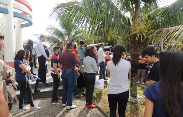 Estudantes de Itapoa realizam manifestacao pela manutencao do onibus universitario 05