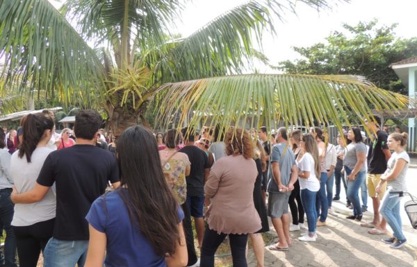 Estudantes de Itapoa realizam manifestacao pela manutencao do onibus universitario 06