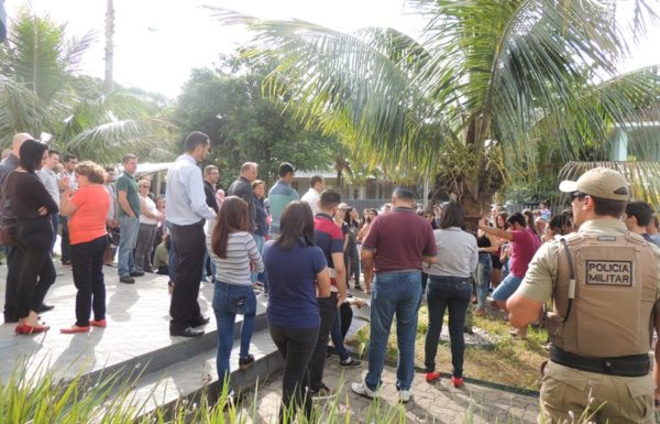 Estudantes de Itapoa realizam manifestacao pela manutencao do onibus universitario 07