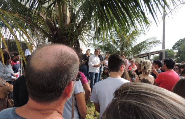 Estudantes de Itapoa realizam manifestacao pela manutencao do onibus universitario 08