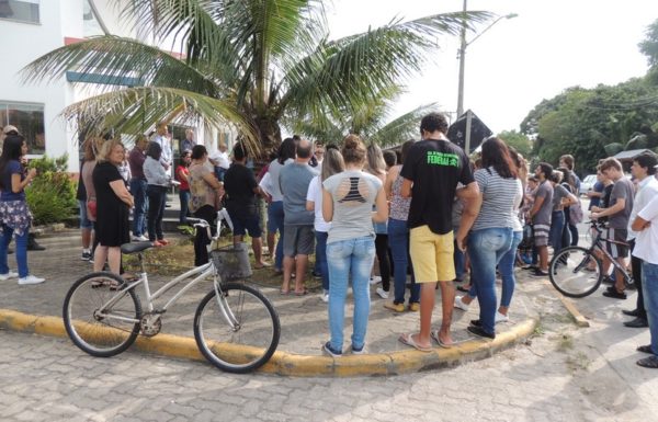 Estudantes de Itapoa realizam manifestacao pela manutencao do onibus universitario 10