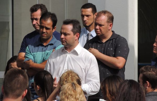 Estudantes de Itapoa realizam manifestacao pela manutencao do onibus universitario 12