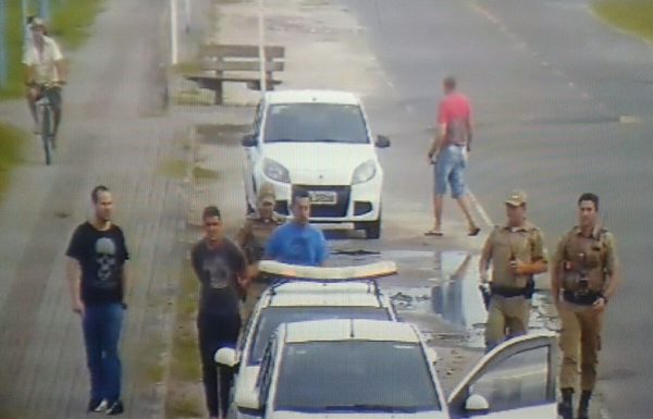 PM de Itapoa prende suspeitos pouco apos assalto a loja de celulares 1