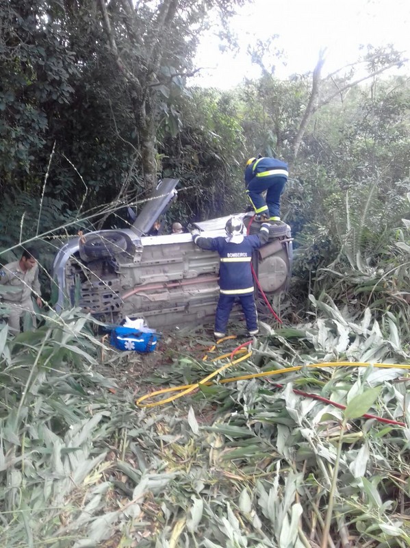 Quatro pessoas ficam feridas em acidente na Estrada Cornelsen 1
