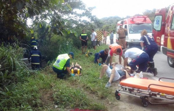 Quatro pessoas ficam feridas em acidente na Estrada Cornelsen 2