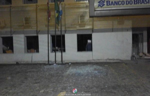Bandidos fortemente armados explodem agencia do Banco do Brasil em Itapoa 1