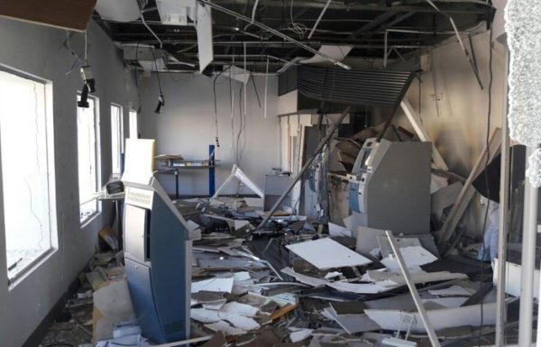 Bandidos fortemente armados explodem agencia do Banco do Brasil em Itapoa 7