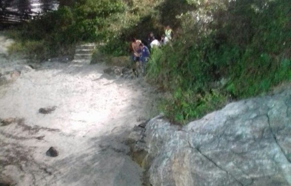 Bombeiros de Itapoa resgatam homem que caiu de deck turistico 3