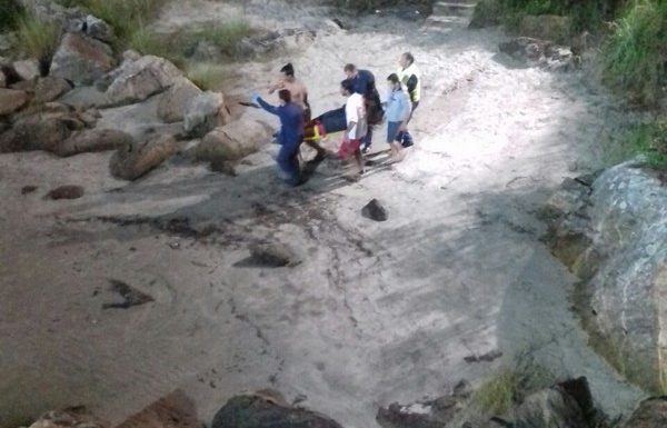 Bombeiros de Itapoa resgatam homem que caiu de deck turistico 5