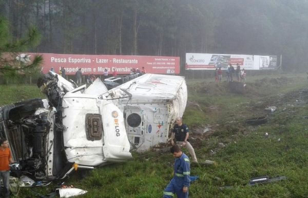 Carreta tomba em Garuva - FOTO Divulgação