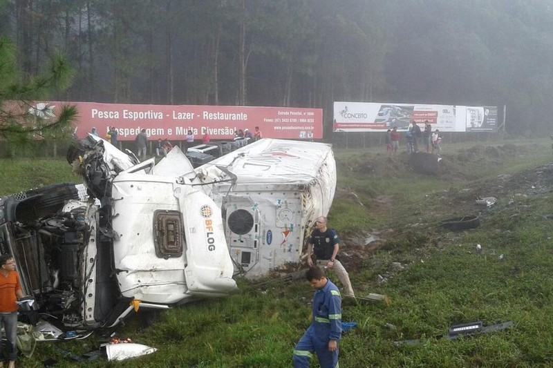 Carreta tomba em Garuva - FOTO Divulgação