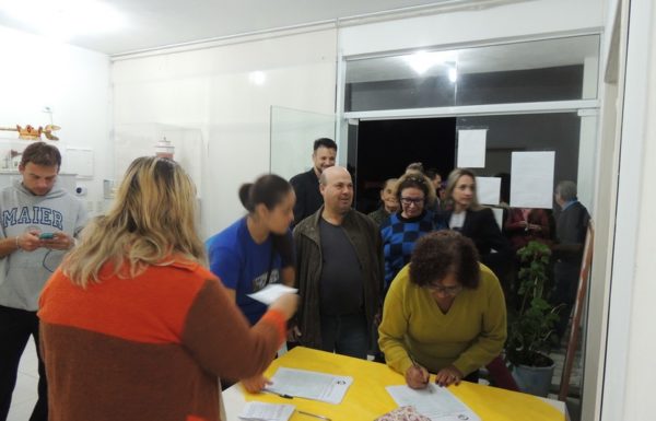 Comunidade debate situacao dos animais de rua em Itapoa 01