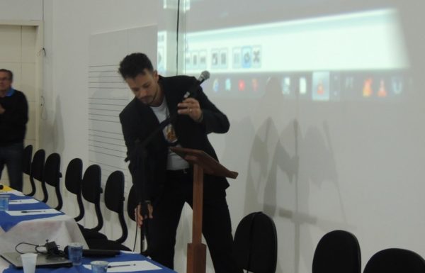 Comunidade debate situacao dos animais de rua em Itapoa 08