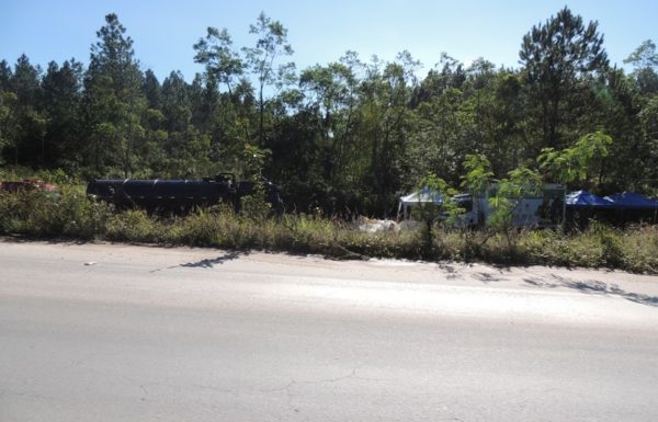 Mais de 70 tecnicos trabalham dia e noite para limpar o solo atingido por vazamento de petroleo 1