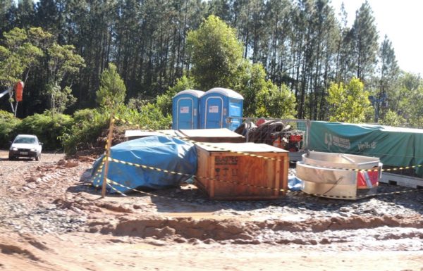 Mais de 70 tecnicos trabalham dia e noite para limpar o solo atingido por vazamento de petroleo 2