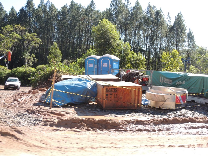 Mais de 70 tecnicos trabalham dia e noite para limpar o solo atingido por vazamento de petroleo 2