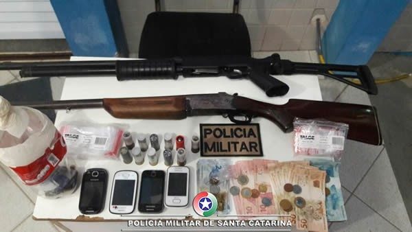 Ocorrencias de trafico de drogas e apreensao de armas sao atendidas pela PM em Itapoa 01