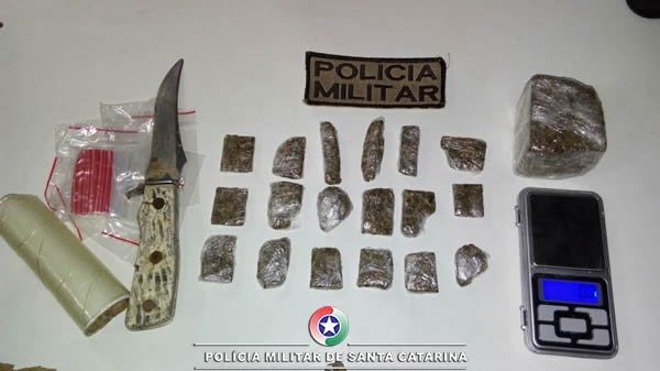 Ocorrencias de trafico de drogas e apreensao de armas sao atendidas pela PM em Itapoa 02
