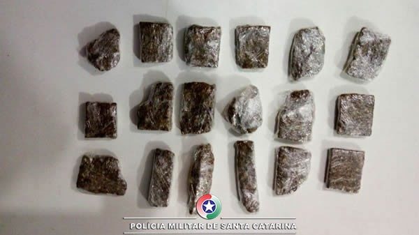 Ocorrencias de trafico de drogas e apreensao de armas sao atendidas pela PM em Itapoa 03