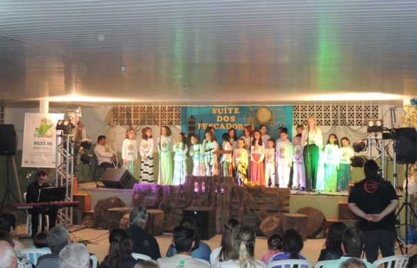 Apresentacoes culturais encantam na primeira noite do evento Mais que Morador 03