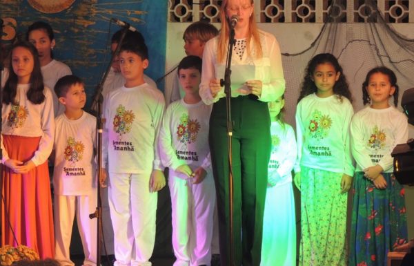 Apresentacoes culturais encantam na primeira noite do evento Mais que Morador 04