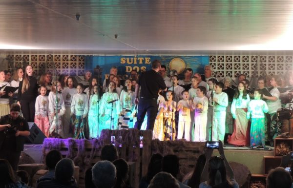 Apresentacoes culturais encantam na primeira noite do evento Mais que Morador 103