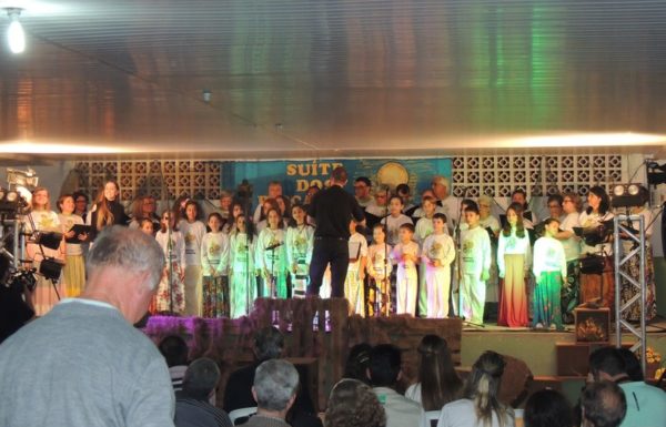 Apresentacoes culturais encantam na primeira noite do evento Mais que Morador 107