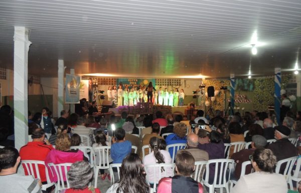 Apresentacoes culturais encantam na primeira noite do evento Mais que Morador 21