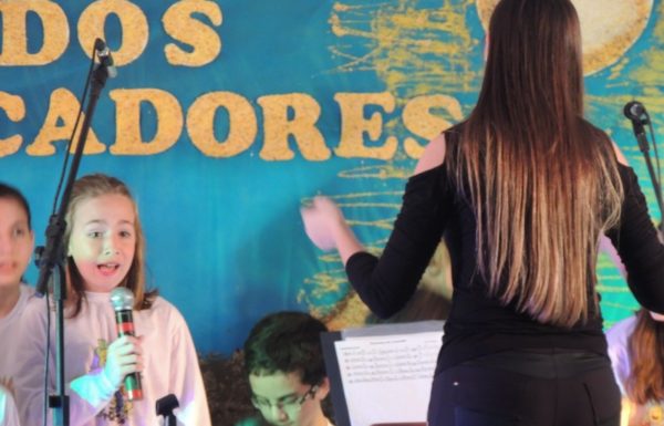 Apresentacoes culturais encantam na primeira noite do evento Mais que Morador 27