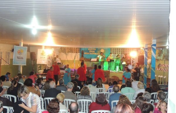 Apresentacoes culturais encantam na primeira noite do evento Mais que Morador 37