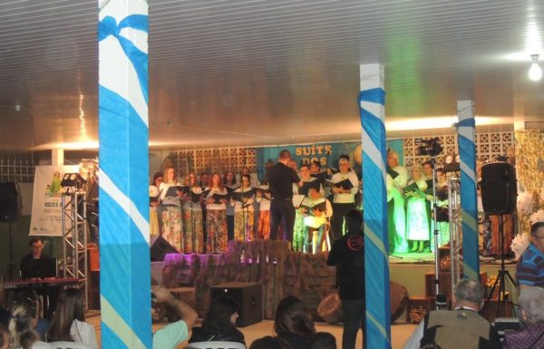 Apresentacoes culturais encantam na primeira noite do evento Mais que Morador 64