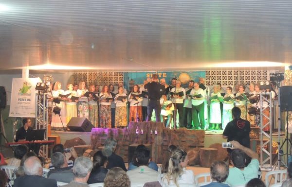 Apresentacoes culturais encantam na primeira noite do evento Mais que Morador 65