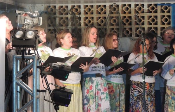 Apresentacoes culturais encantam na primeira noite do evento Mais que Morador 68