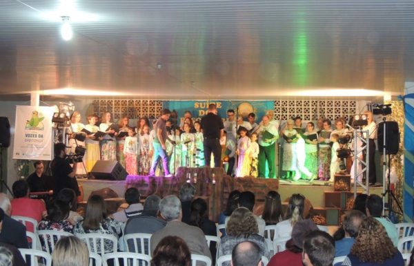 Apresentacoes culturais encantam na primeira noite do evento Mais que Morador 82