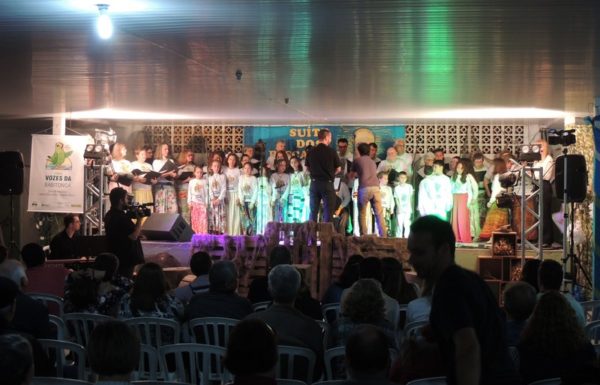 Apresentacoes culturais encantam na primeira noite do evento Mais que Morador 83
