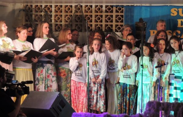 Apresentacoes culturais encantam na primeira noite do evento Mais que Morador 84