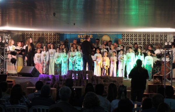 Apresentacoes culturais encantam na primeira noite do evento Mais que Morador 93