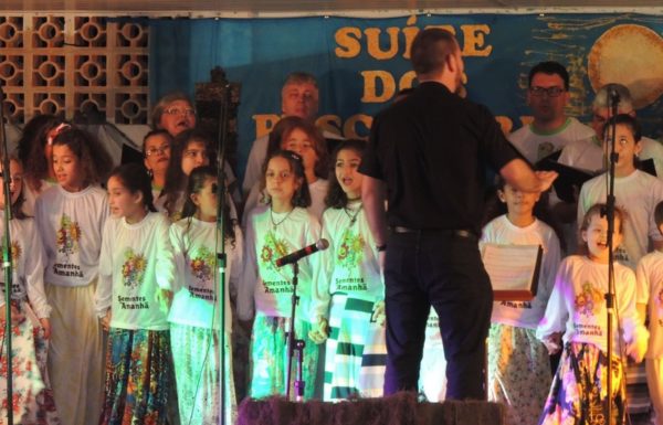 Apresentacoes culturais encantam na primeira noite do evento Mais que Morador 95