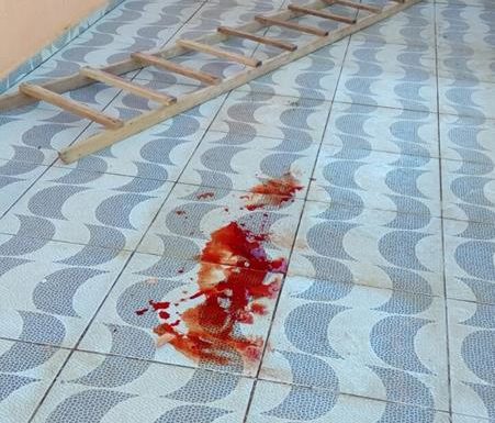 Homem cai de cima de residencia no balneario Paese e e socorrido pelos bombeiros de Itapoa 1