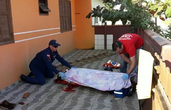 Homem cai de cima de residencia no balneario Paese e e socorrido pelos bombeiros de Itapoa 3