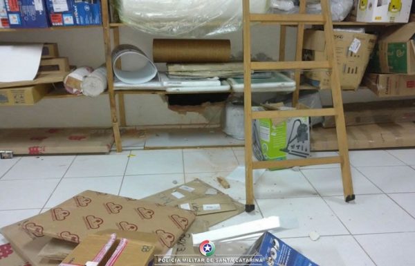 Tres homens sao presos logo apos furto em loja de moveis em Itapoa 1